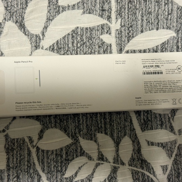 Apple Pencil Pro with Artistic Black and White Pattern - Picture 3 of 5